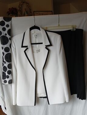 4pc Le Suit White Open Front Blazer Black Trim. Black Fringe Skirt, Fun Scarf
